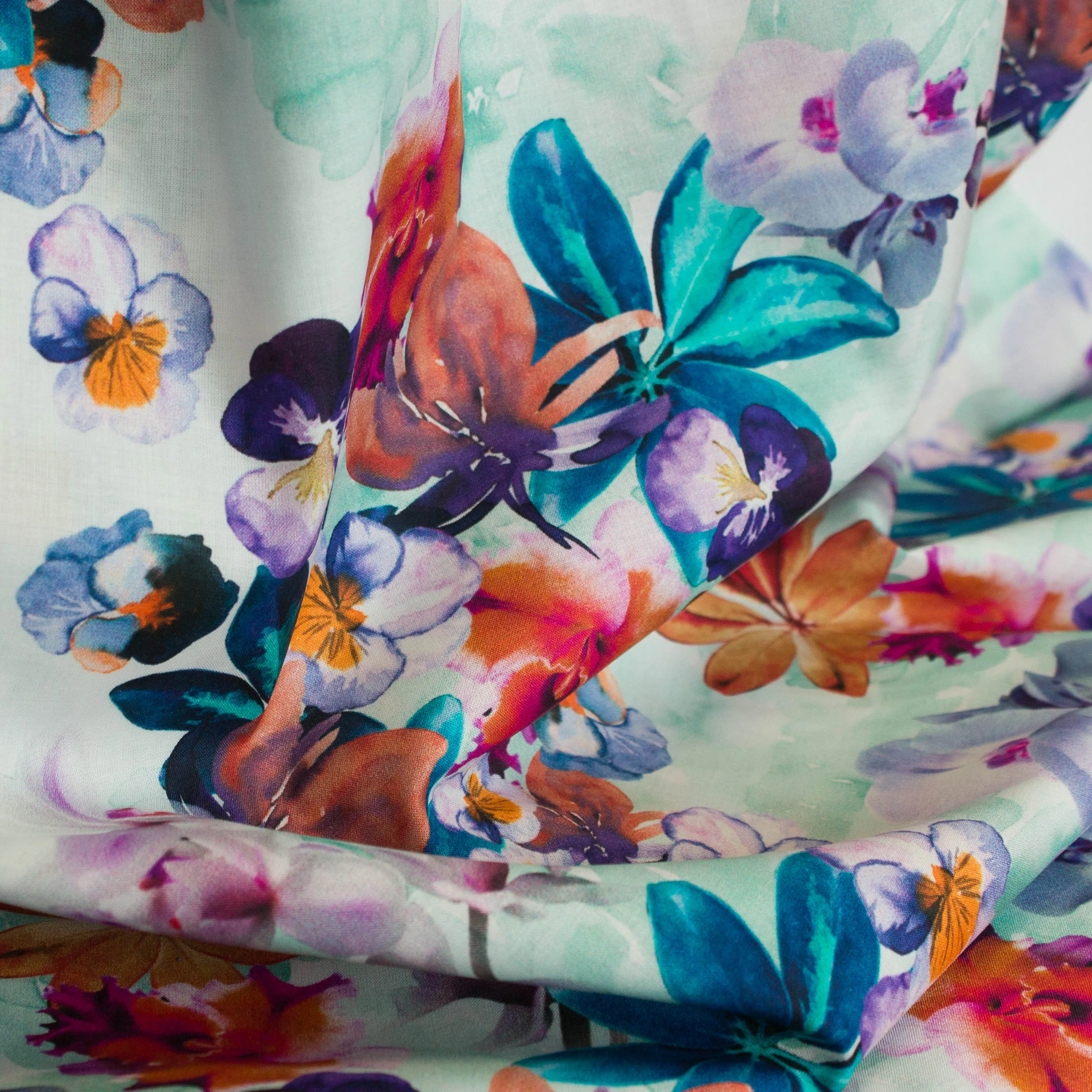 Lichte katoen kleurrijke zomerse bloemenprint